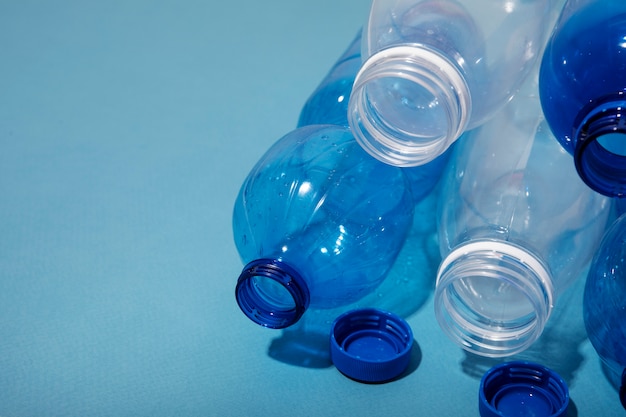 Hoge hoek verschillende plastic flessen arrangement;