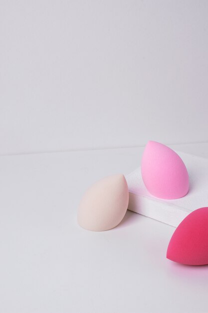 Hoge hoek verschillende tinten beautyblenders