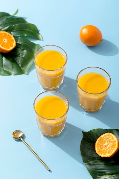 Hoge hoek verse oranje smoothies