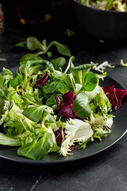 Hoge hoek verse salade op zwarte plaat