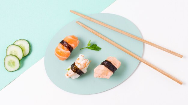 Hoge hoek verse sushi op plaat