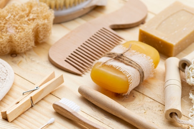 Gratis foto hoge hoek verzorgingsproducten op houten tafel