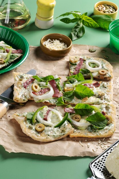 Hoge hoek vierkante pizza met uien