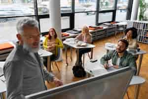 Gratis foto hoge hoek volwassenen die samen studeren