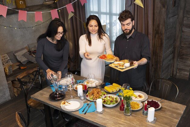 Hoge hoek vrienden met heerlijk eten