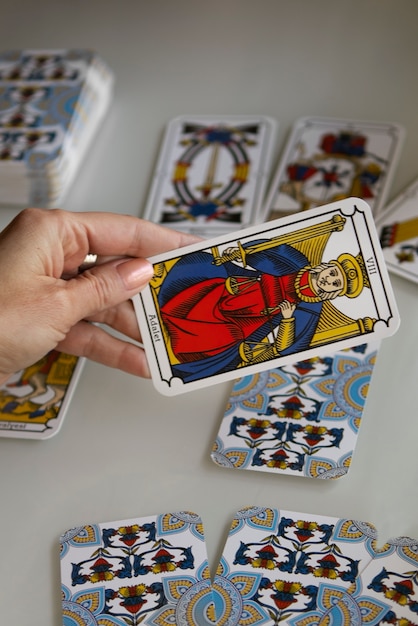 Gratis foto hoge hoek vrouw die tarot leest