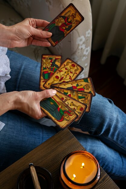 Hoge hoek vrouw die tarot leest