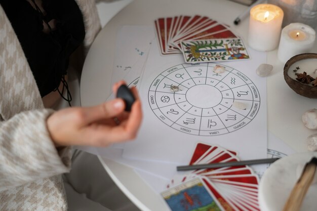 Hoge hoek vrouw die tarot thuis leest