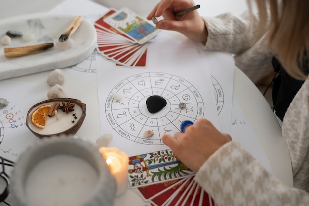 Hoge hoek vrouw die tarot thuis leest