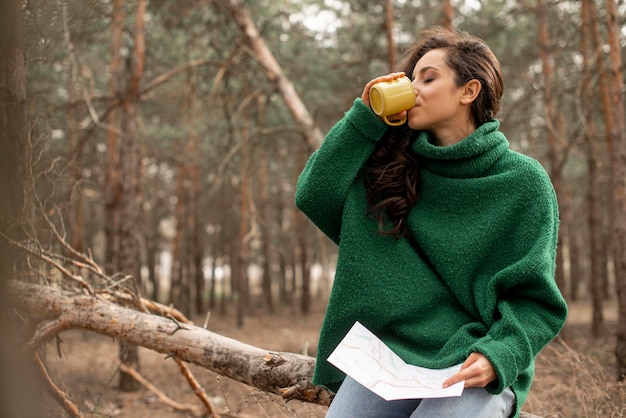 Gratis foto hoge hoek vrouw het drinken van thee