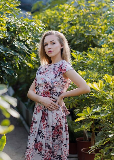 Hoge hoek vrouw in het midden van planten gebladerte