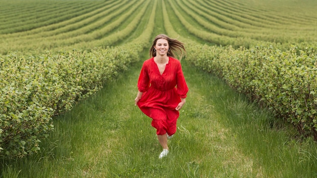 Hoge hoek vrouw in veld