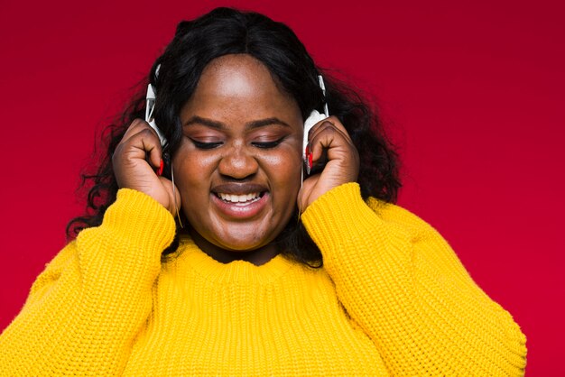 Hoge hoek vrouw luisteren muziek