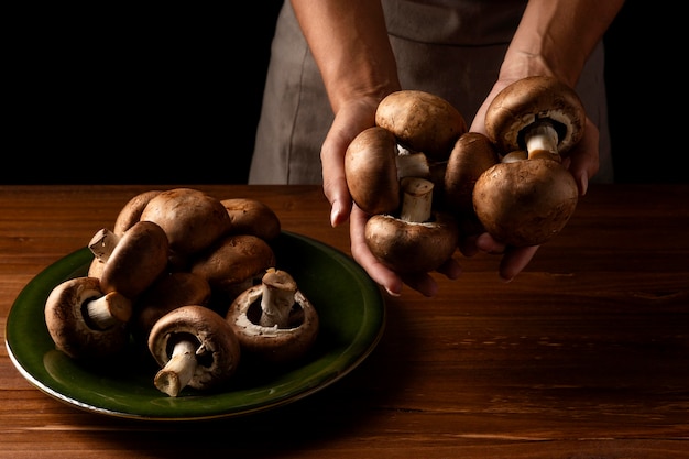 Hoge hoek vrouw met champignons