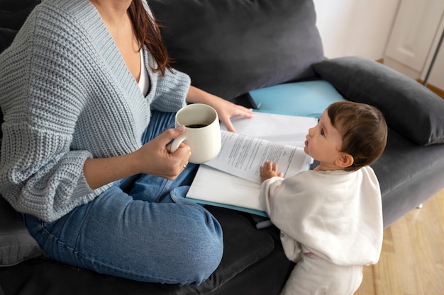 Hoge hoek vrouw met koffiekopje