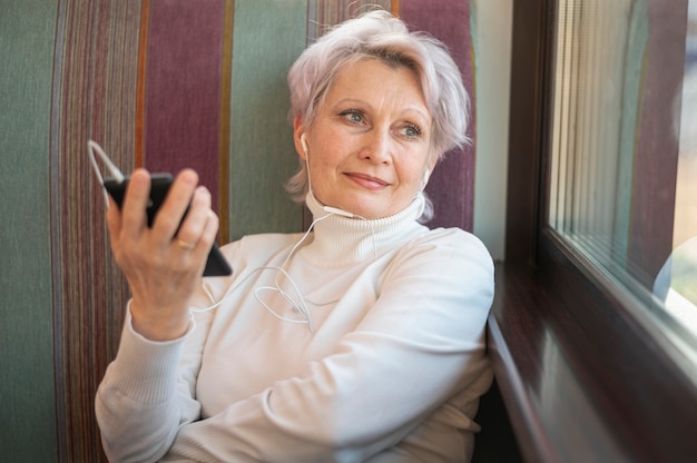 Hoge hoek vrouw met telefoon in de hand