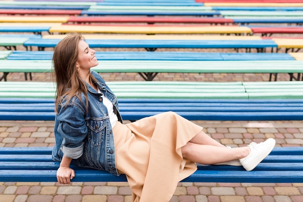 Hoge hoek vrouw op bankje