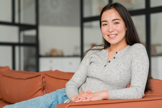 Hoge hoek vrouw op de bank