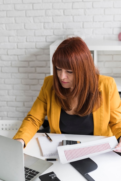 Hoge hoek vrouw op kantoor werken