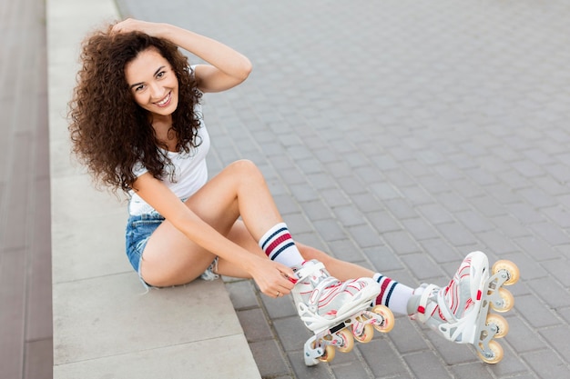 Gratis foto hoge hoek vrouw poseren met rolbladen