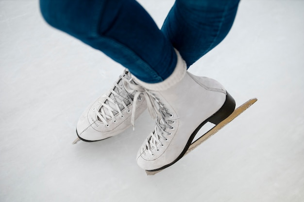 Gratis foto hoge hoek vrouw schaatsen