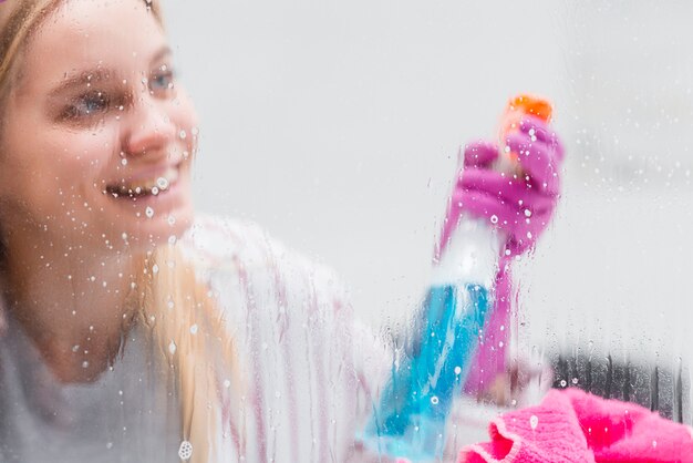 Hoge hoek vrouw schoonmaak ramen