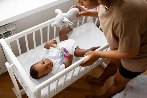 Hoge hoek vrouw spelen met baby