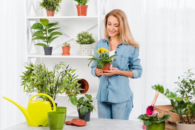 Hoge hoek vrouwelijke bedrijf bloempot