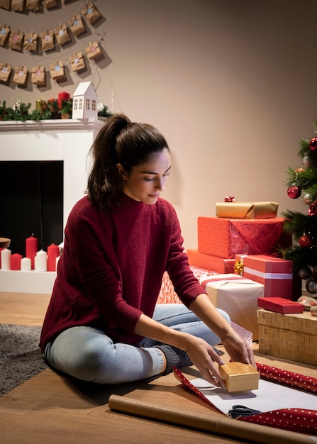 Hoge hoek vrouwelijke binnen verpakkende giften