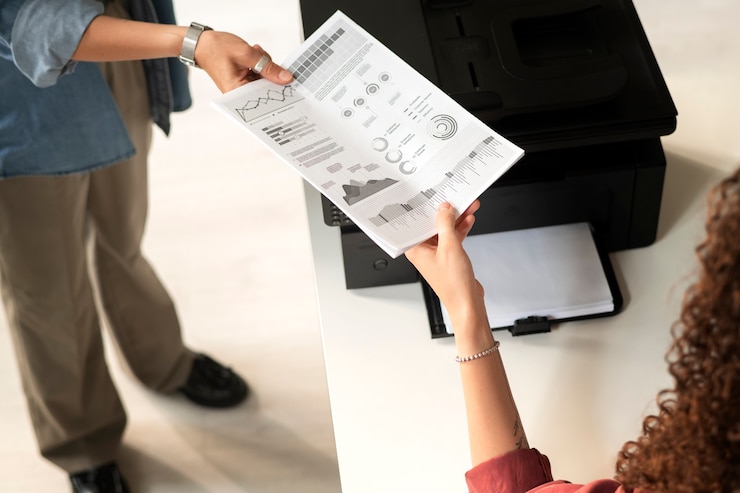 Gratis Foto hoge hoek vrouwen met papier