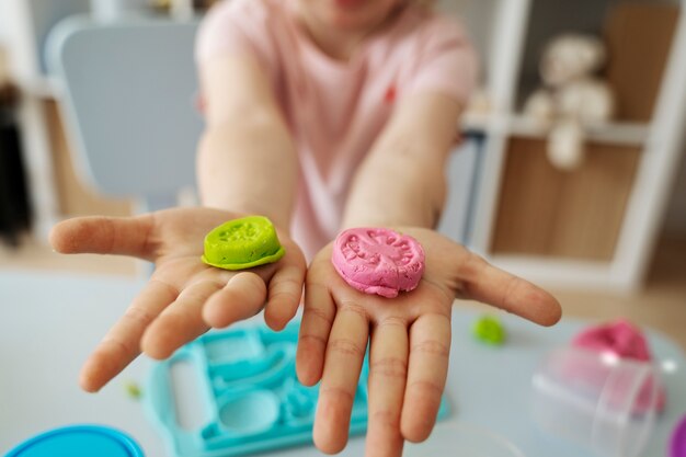 Hoge hoek wazig kind met playdough