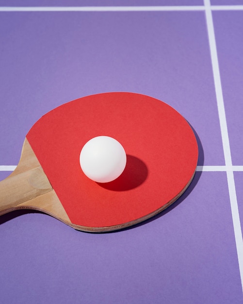 Hoge hoek witte bal op pingpongpeddel