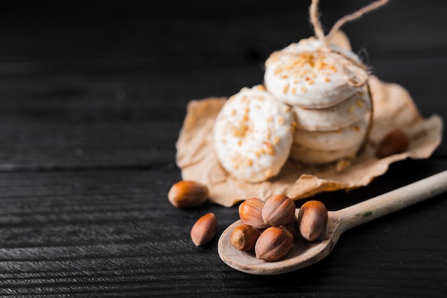 Hoge hoek witte chocoladekoekjes