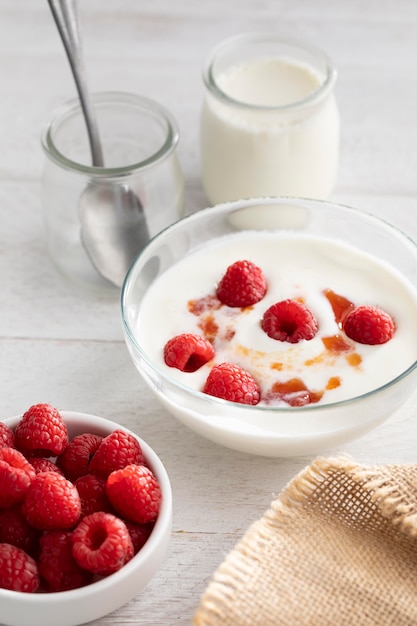 Gratis foto hoge hoek yoghurt met frambozen