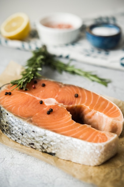 Hoge hoek zalm met kruiden en specerijen