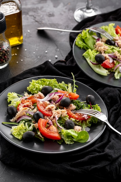 Hoge hoek zelfgemaakte salade met donker servies