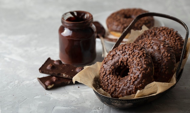Hoge hoekassortiment met chocolade donuts