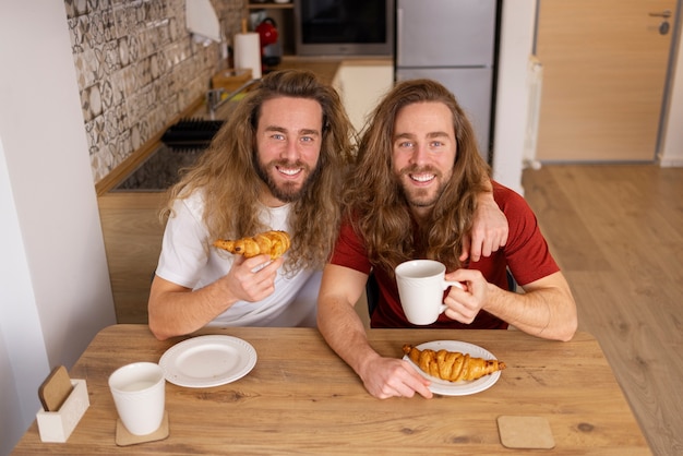 Gratis foto hoge hoekbroers die ontbijten