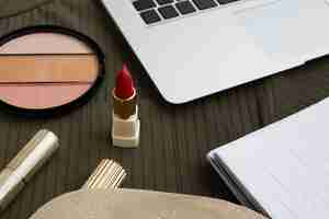 Gratis foto hoge hoekdecoratie met rode lippenstift en laptop