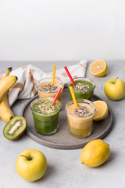 Gratis foto hoge hoekglazen met fruitsmoothie