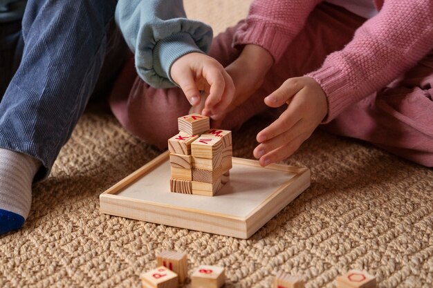 Hoge hoekkinderen die geheugenspel spelen