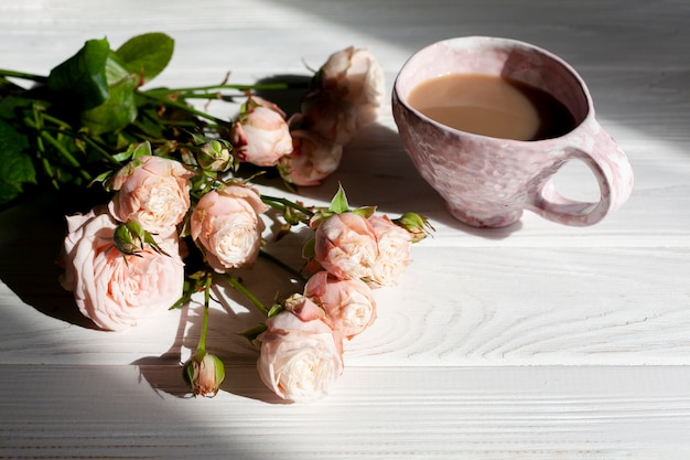 Gratis foto hoge hoekkoffie met bloemen