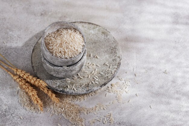 Hoge hoekkom met rijst en granenarrangement