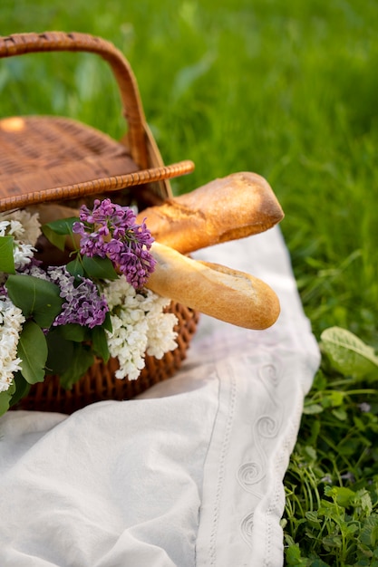 Hoge hoekmand met bloemen en baguettes