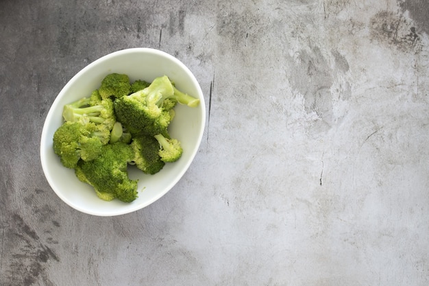 Hoge hoekmening van broccoli in een witte kom op tafel