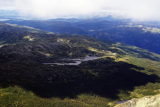 Hoge hoekmening van een prachtig landschap in tuddal gaustatoppen, noorwegen