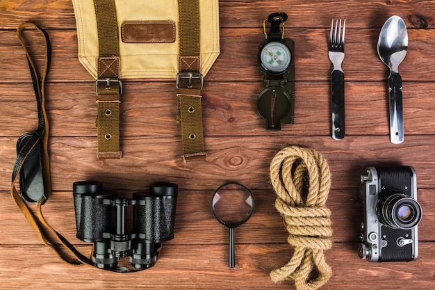 Hoge hoekmening van het kamperen materiaal op houten bureau