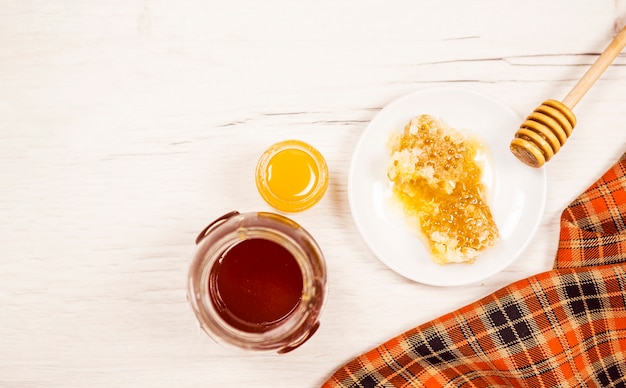 Hoge hoekmening van honingraat en honingpot