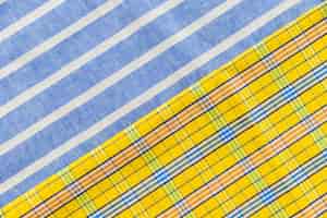Gratis foto hoge hoekmening van kleurrijke geruit en lijnpatroon textiel