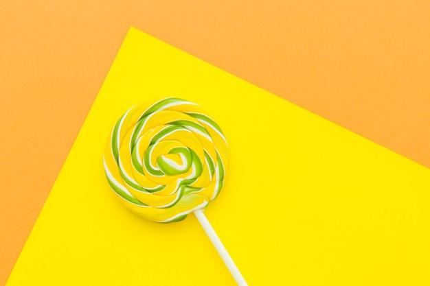 Hoge hoekmening van lollipop op gele lay-out